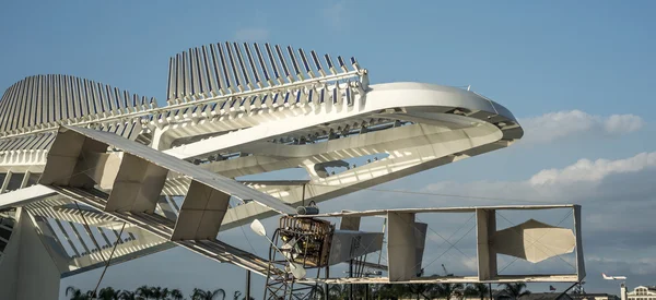 明日の博物館、ブラジル、リオ ・ デ ・ ジャネイロのサントス ・ デュモン前面のグライダーのモデル — ストック写真