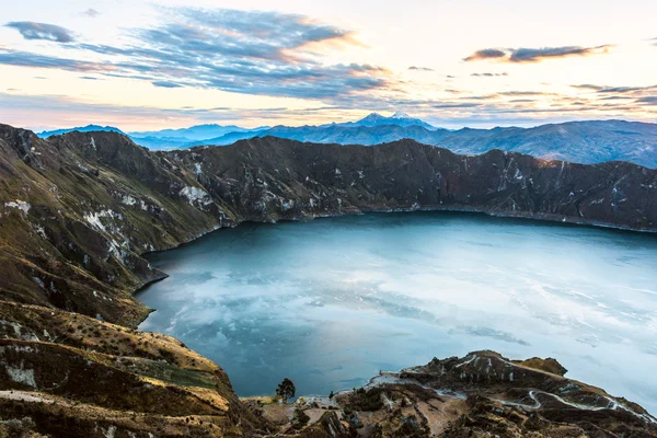 Volcanes Ilinizas bajo la laguna Quilotoa, Andes. Ecuador —  Fotos de Stock