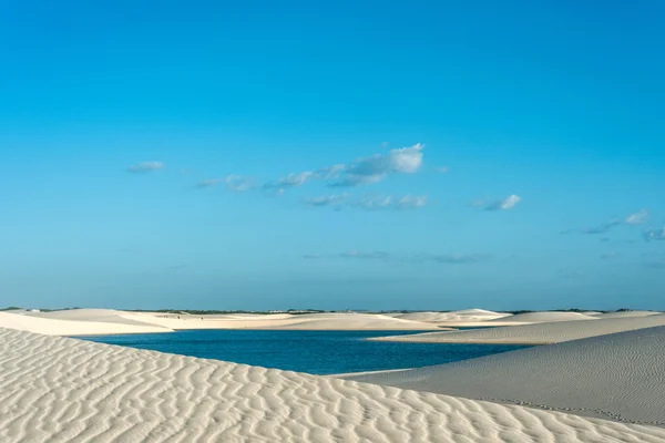 Лагуны в пустыне Ленсуа Маранхенсеш — стоковое фото