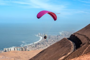 Iquique arkasında büyük bir kumul, Atacama Çölü, kuzey Şili
