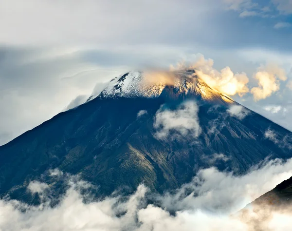 Eruption of a volcano Tungurahua, Cordillera Occidental of the A — Stock Photo, Image