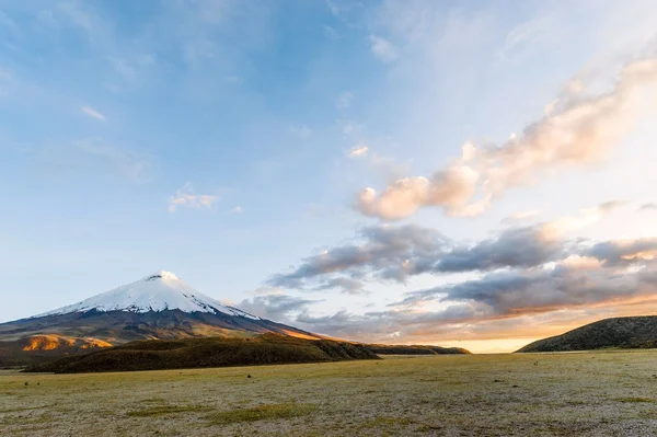 Pôr do sol no poderoso vulcão Cotopaxi — Fotografia de Stock
