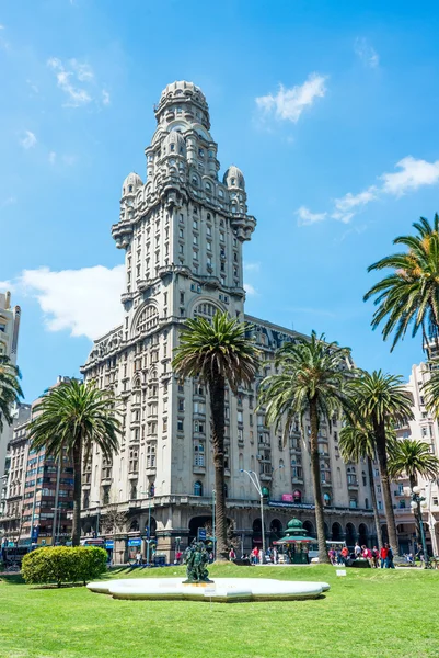 Palazzo Salvo sulla Piazza dell'Indipendenza, Montevideo, Uruguay — Foto Stock