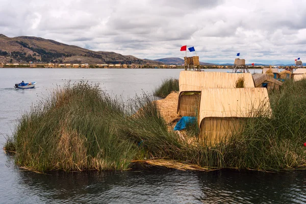 Thatched home on Floating Islands on Lake Titicaca, Puno, Peru, — Stock Photo, Image