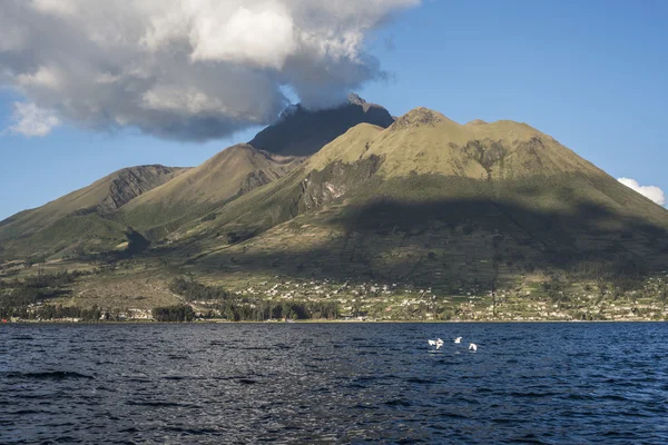 Imbabura volcano onder San Pablo Lake, Otavalo, Ecuador — Stockfoto