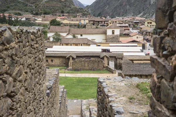 Ollantaytambo - antigua fortaleza inca y ciudad en Perú — Foto de Stock