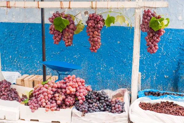 Bunches of grapes on the market — Stock Image Bunches of grapes on the market Stock Photo