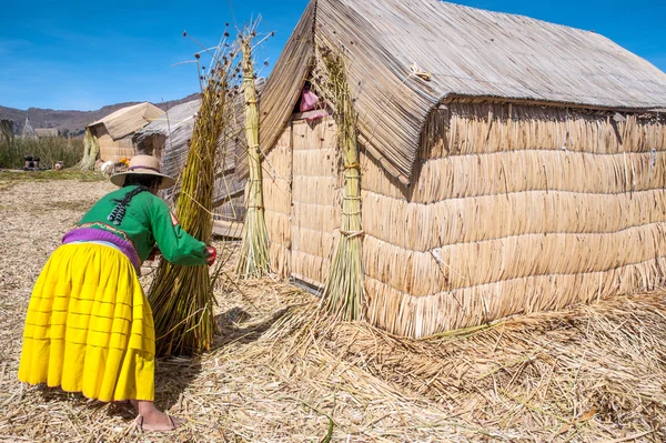 Unrecognizable woman in national costume Indian Uros knits a she — Stock Photo, Image