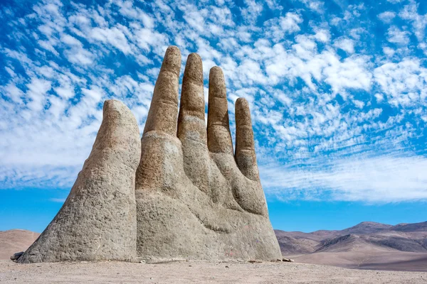 Hand beeldhouwkunst, het symbool van de Atacama woestijn — Stockfoto