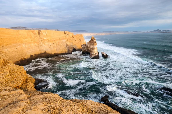 Formação Cathedral Rock, litoral peruano — Fotografia de Stock