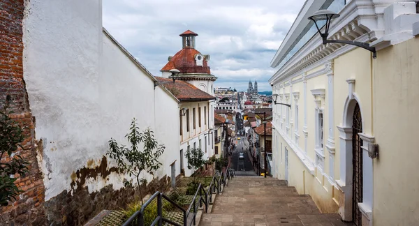 Centro histórico del casco antiguo de Quito en el norte de Ecuador en la A —  Fotos de Stock