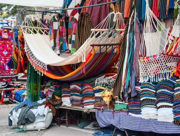 Famoso mercado indio en Otavalo, Ecuador — Foto de Stock