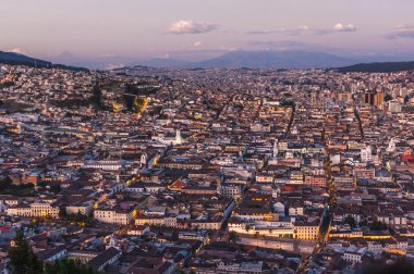 Quito başkenti gün batımında, Ecuador