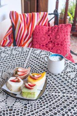 Kahve latte ve tatlılar bir güneşli Bahçe