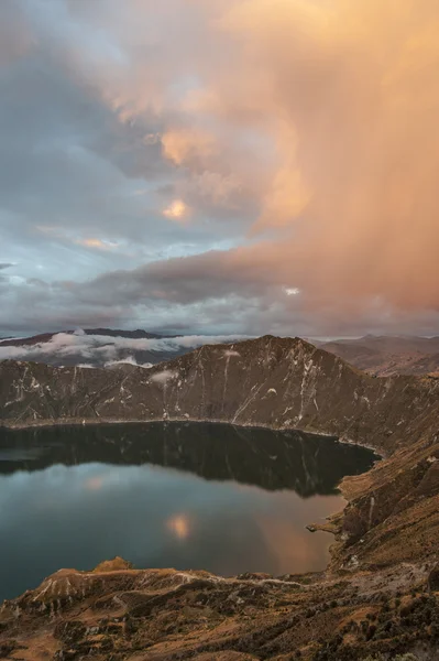 Quilotoa caldera en lake (lagune), Andes — Stockfoto