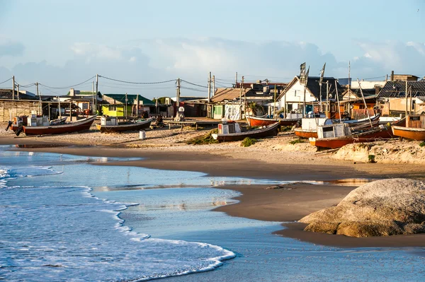 Plaży Punta del Diablo, popularnym miejscem turystycznym i rybaka miejsce na wybrzeżu Urugwaju — Zdjęcie stockowe