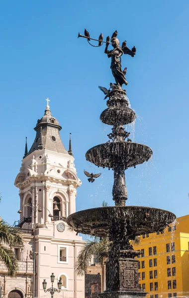 Бронзовый фонтан и Кафедральный собор, Plaza de Armas, Лима — стоковое фото