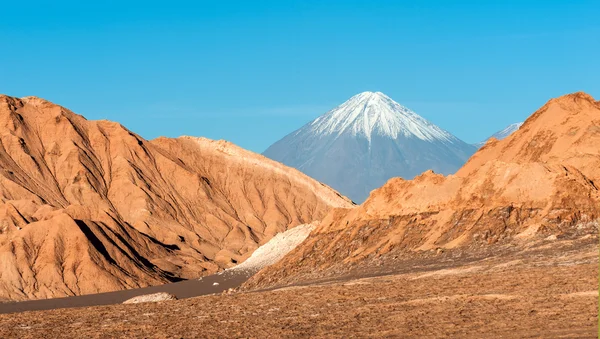 Licancabur vulkán és Juriques, Atacama — Stock Fotó