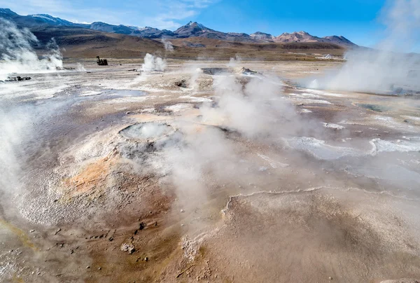 Geysers do vale em El Tatio, Chile do norte em Sunrise, Atacama — Fotografia de Stock