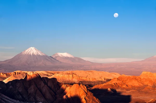 Volcanoes Licancabur and Juriques, Moon Valley, Atacama, Chile — Stock Photo, Image