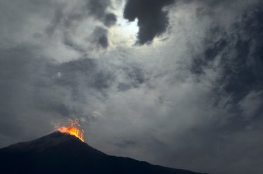 Gece erüpsiyon. Tungurahua yanardağ, Banos, Cordillera Occidental