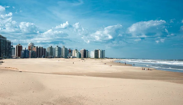 Playa Punta del Este con edificios de apartamentos, en Uruguay —  Fotos de Stock