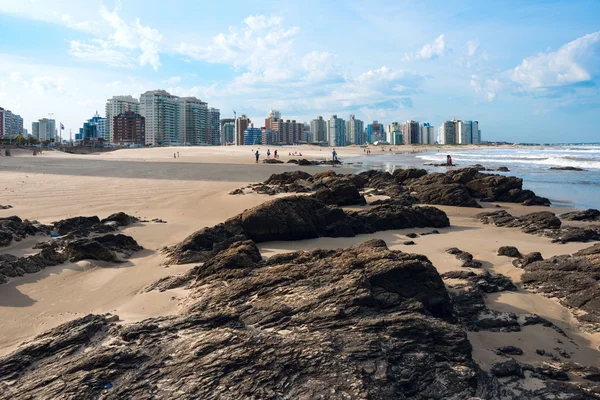 Playa Punta del Este con edificios de apartamentos, en Uruguay — Foto de Stock