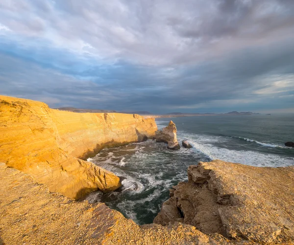 Katedra rockowej formacji, peruwiańskiego wybrzeża, Paracas — Zdjęcie stockowe