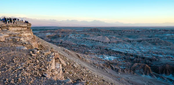 Toeristen maken foto's in de Atacama woestijn, Chile — Stockfoto