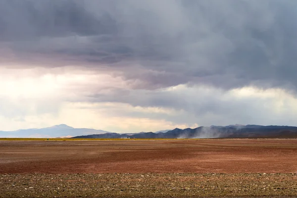 Entstehung von Staubstürmen in der Wüste der salinas grandes — Stockfoto