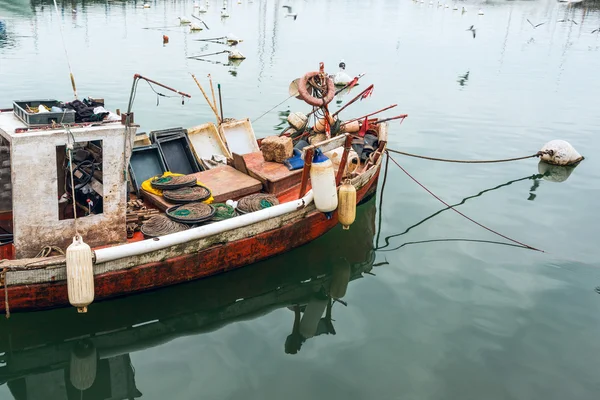 Klasyczny czerwony Połów Łódka w Port Punta del Este, Uruguay — Zdjęcie stockowe