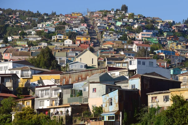 Kleurrijke huizen op een heuvel in Valparaíso (Valparaiso), Chili — Stockfoto