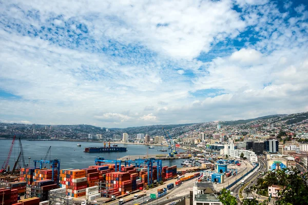Conchiglia storica e gru in un porto di Valparaiso — Foto Stock