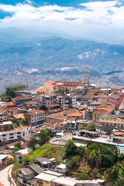 Zaruma - una hermosa ciudad en la cima de una colina en los Andes, Ecuador —  Fotos de Stock