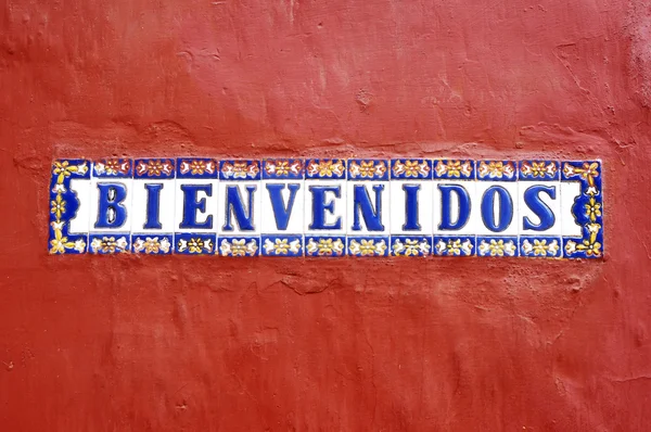 Bienvenidos! Приветственный знак на испанском языке — стоковое фото