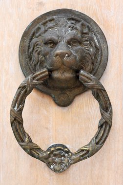 Aslanın kafasından bir doorknocker olarak