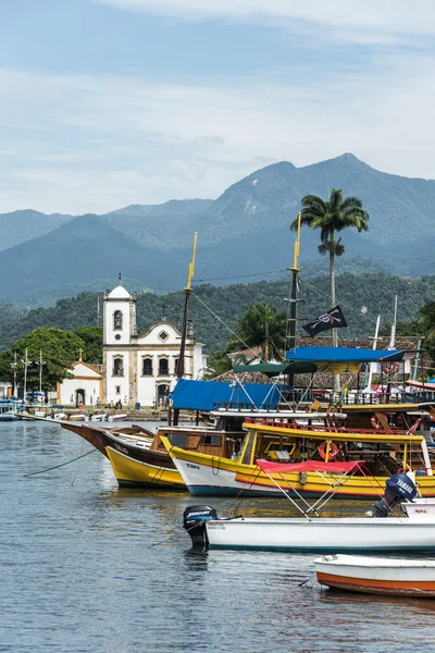 Barche turistiche in attesa di turisti vicino alla Chiesa Igreja de Santa Rita a Paraty — Foto Stock