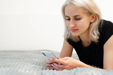 Cep telefonu tutan sinirli kadın iğrendi.