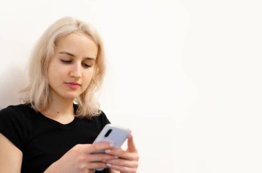Kız telefonda bir video seyrediyor. Haberler