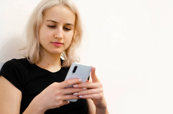 เด็กผู้หญิงอ่านข่าวร้ายทางโทรศัพท์ เครือข่ายสังคม . — ภาพถ่ายสต็อก
