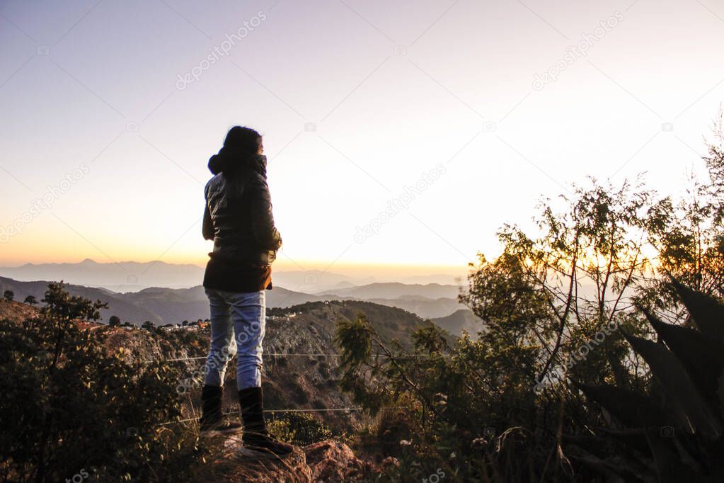 Persona viendo el horizonte desde los montes
