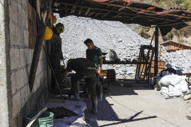 Madende çalışan insanlar.