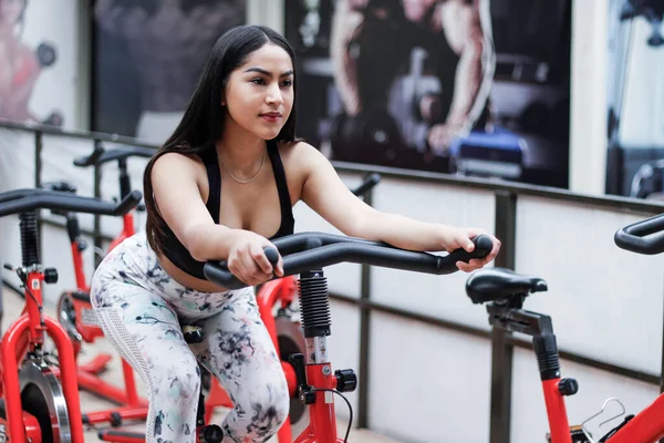 Mujer Joven Entrenando Gimnasio — Fotografia de Stock