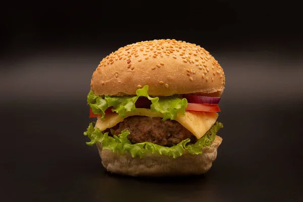 Burger proaspăt gustos pe fundal negru — Fotografie, imagine de stoc