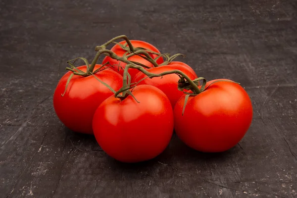Rote Tomaten Auf Einem Grünen Zweig Auf Schwarzem Hintergrund — Stockfoto