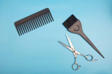 Mavi arkaplanda kuaför aletleri