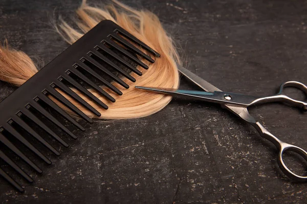 Kuaför aletleri siyah arkaplanda kıvrılır