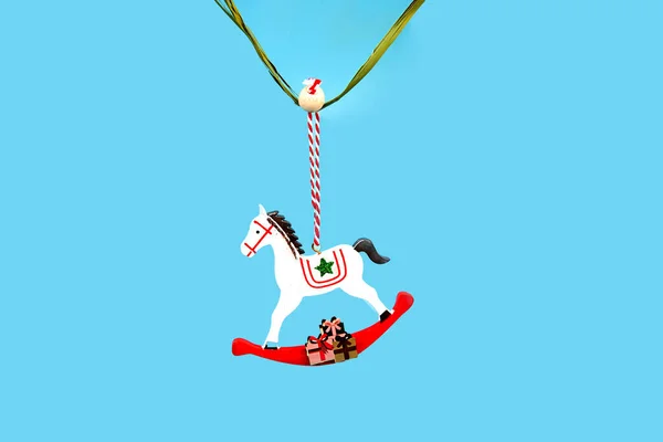 Cavallo a dondolo in legno bianco vintage, decorazione dell'albero di Natale. Giocattolo per l'albero di Natale. Concetto minimo di Natale o Anno nuovo. — Foto Stock