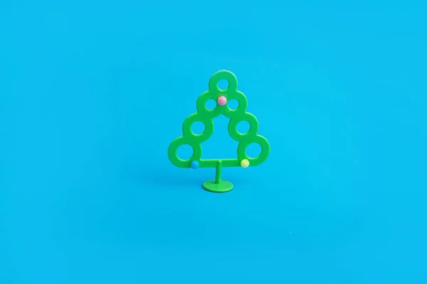 Parlak mavi arka planda Noel ağacı olan yaratıcı bir düzen. Minimum kış doğası tatil sahnesi.