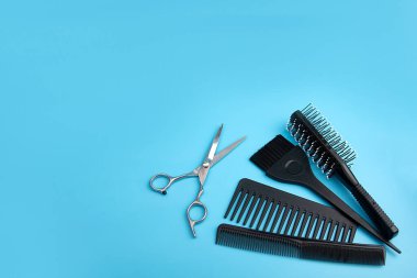 Mavi arkaplanda kuaför aletleri